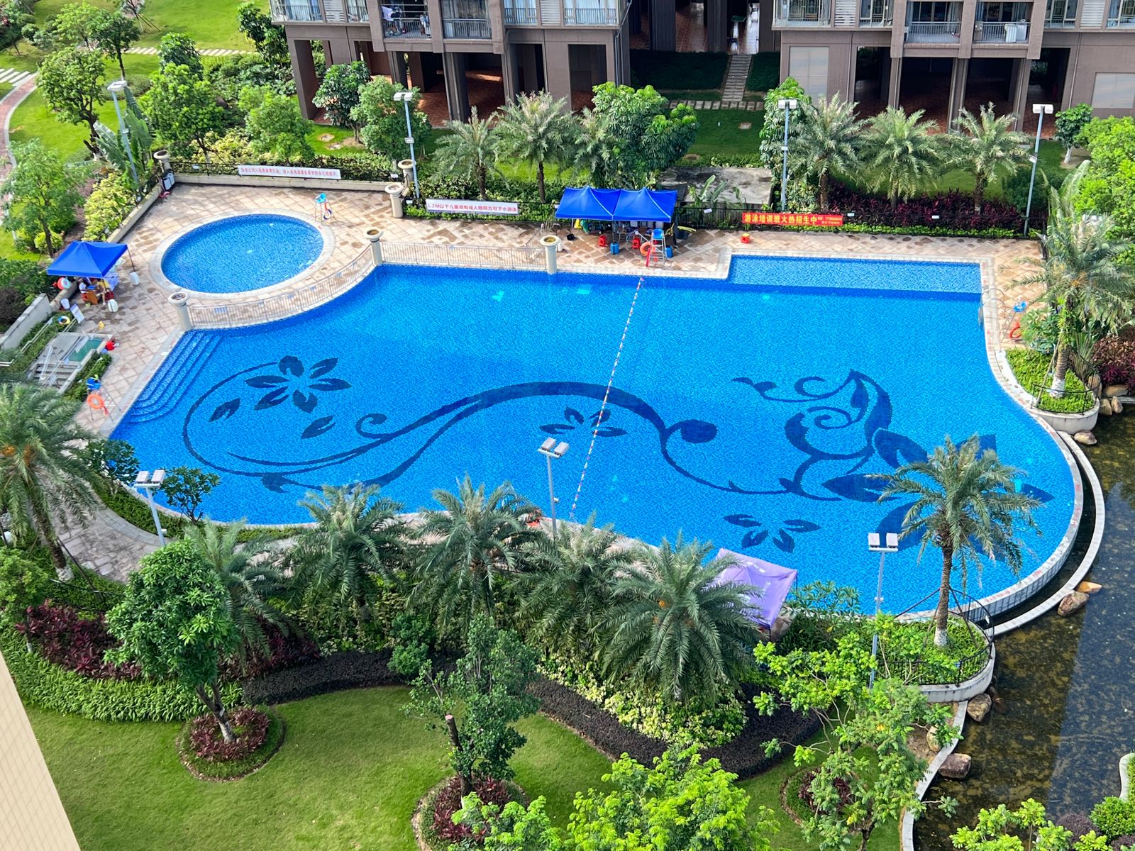 欧浦花城一期游泳池