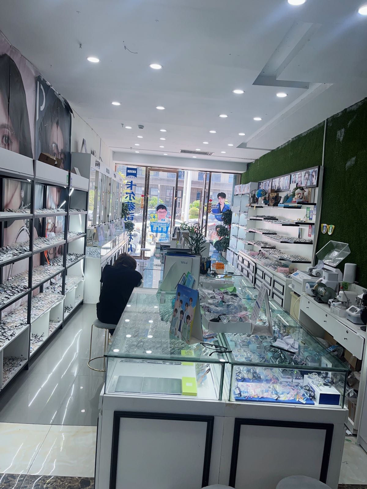华亨眼镜(虹桥旗舰宝鑫时代购物中心店)