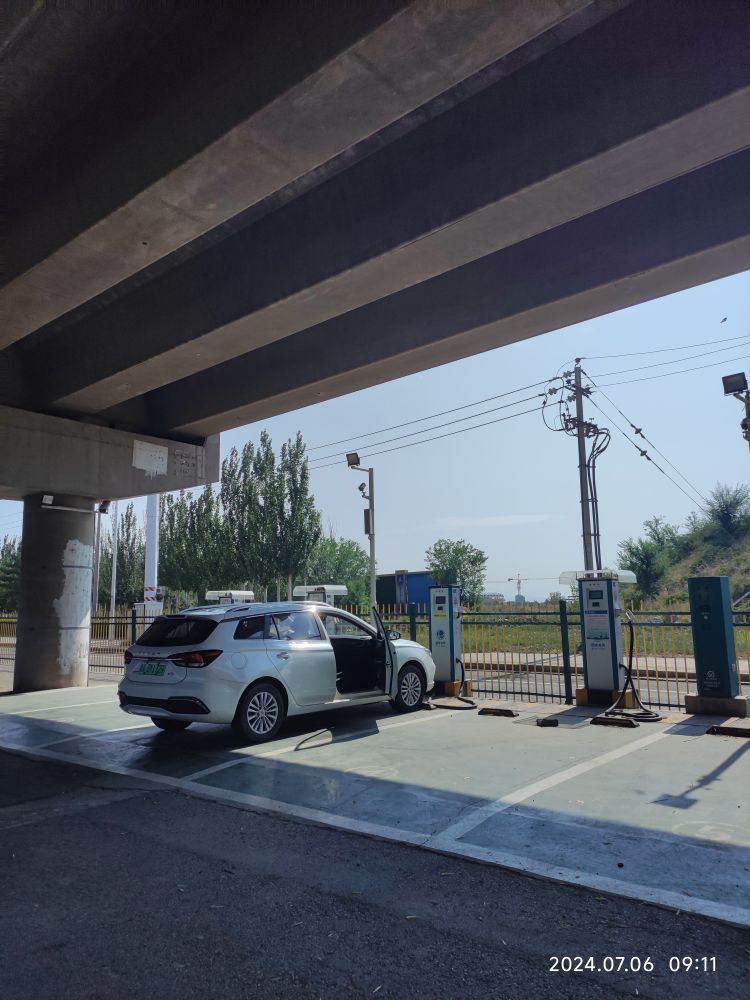 国家电网充电站(河北省张家口市高新区滨河路互通桥下2号出租车充电站内部)