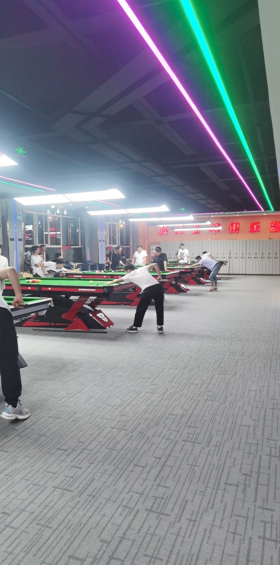 点顶玖隙台球俱乐部