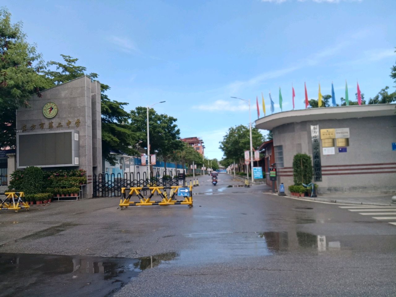 东方市第二中学(东方市人民调解工作委员会南)停车场-出入口