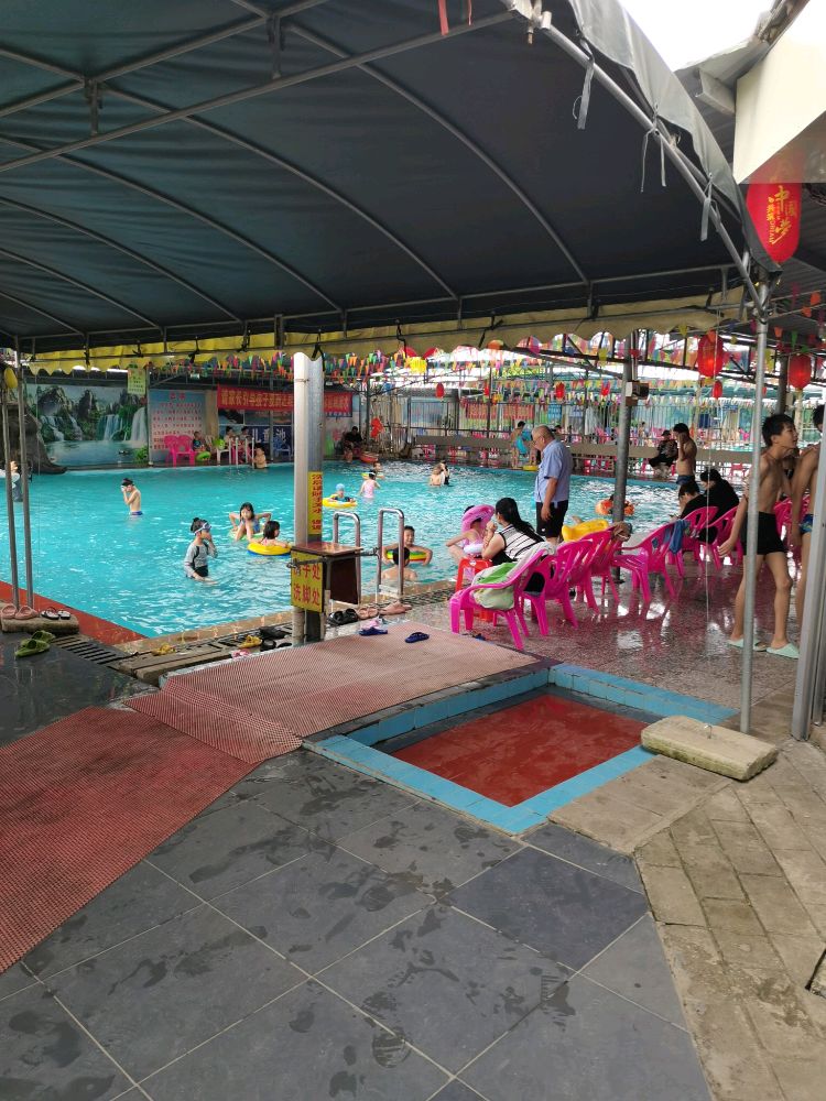 梧村颖川山庄游泳池