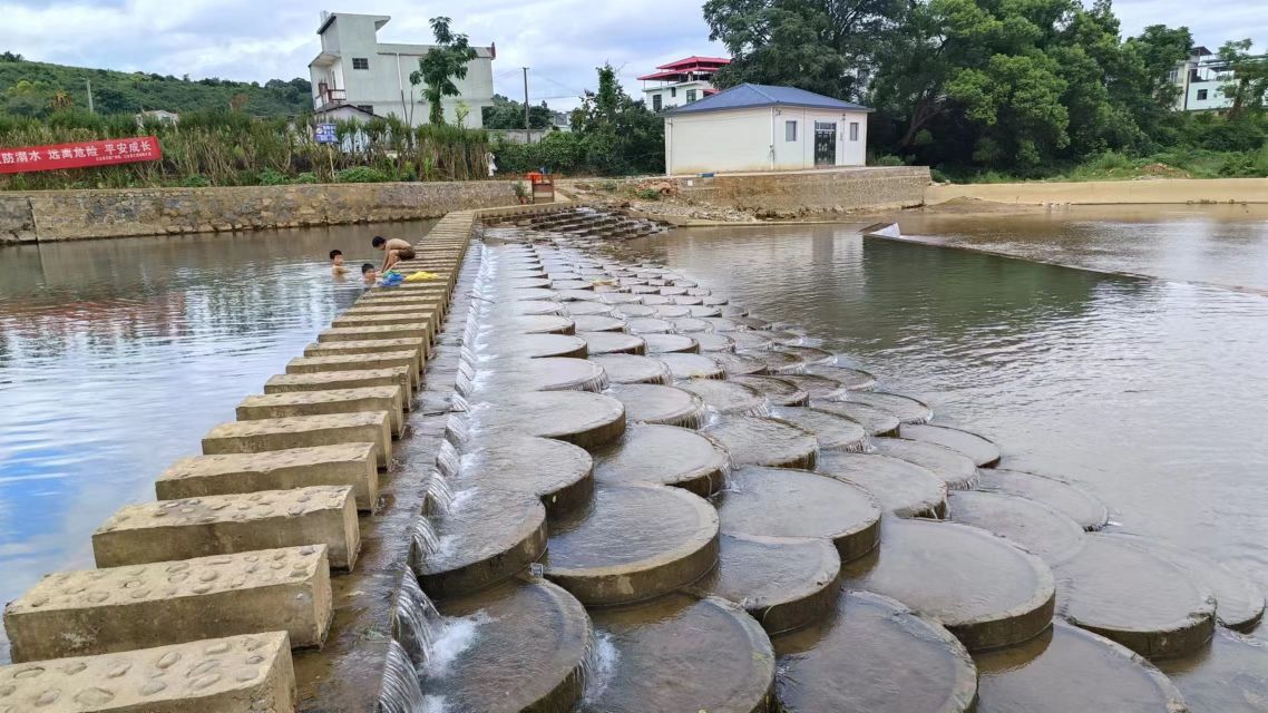 新桥鱼鳞坝游泳池