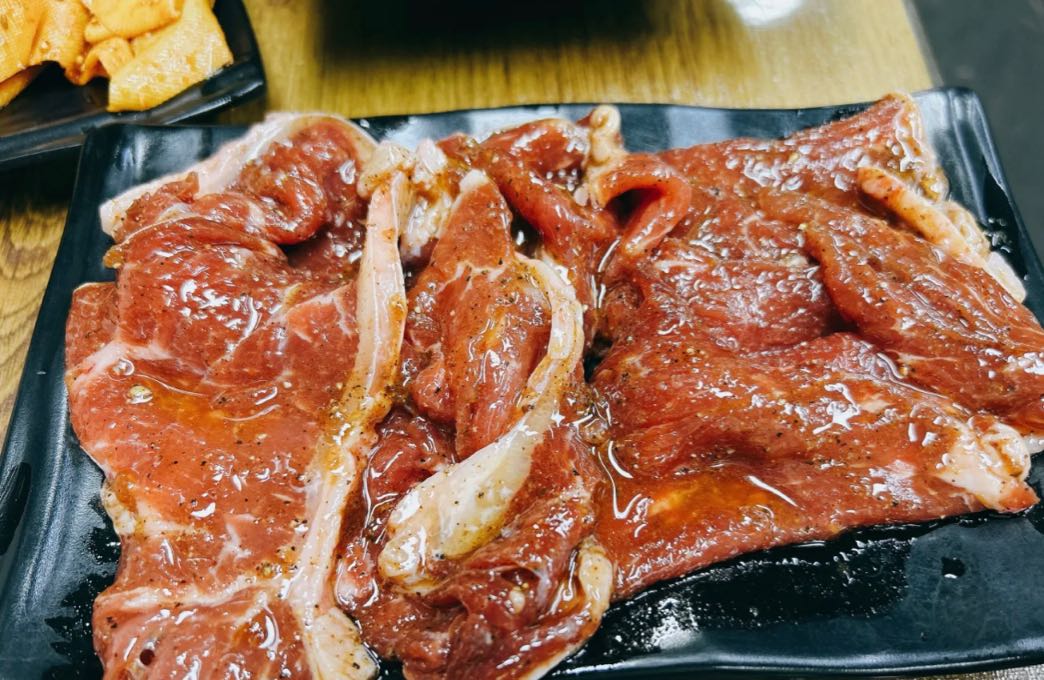胡同里烤肉店