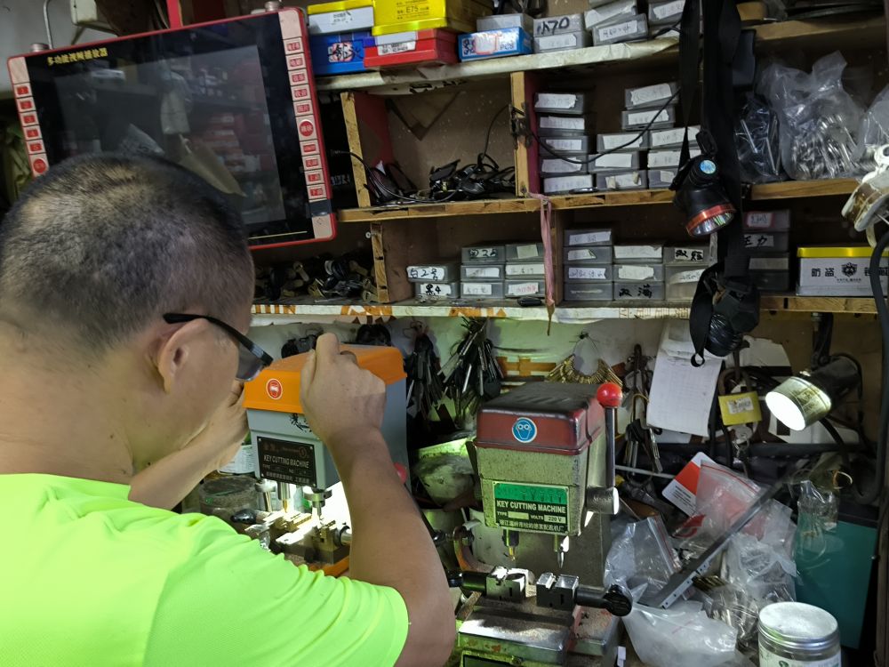 老谭配钥匙修车