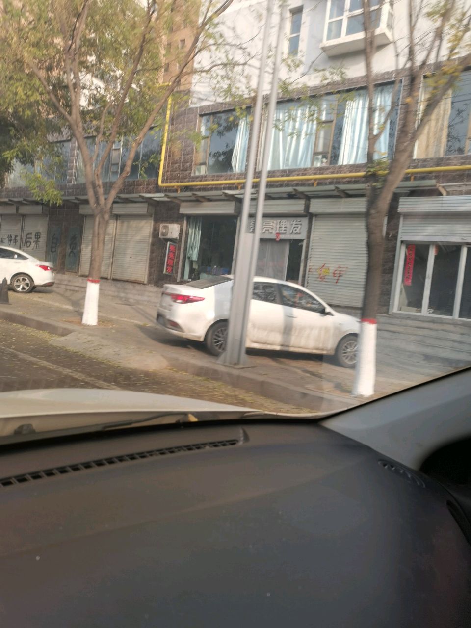 亮亮理发(下安村铁路安置小区店)