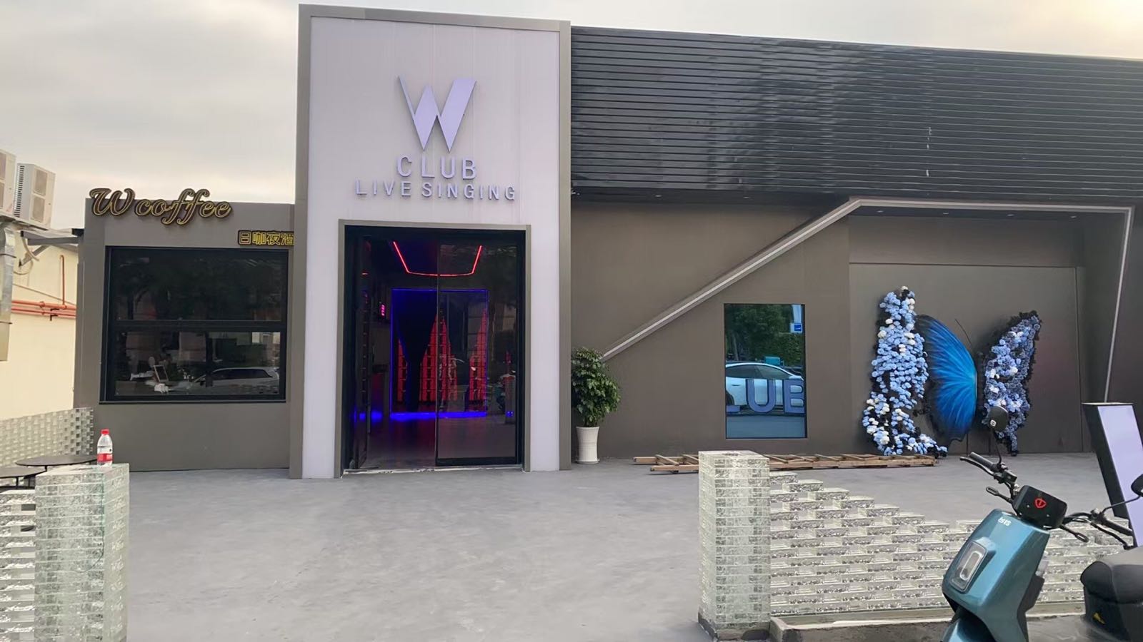 W CLUB