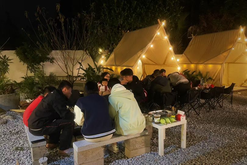 村口有家小吃店