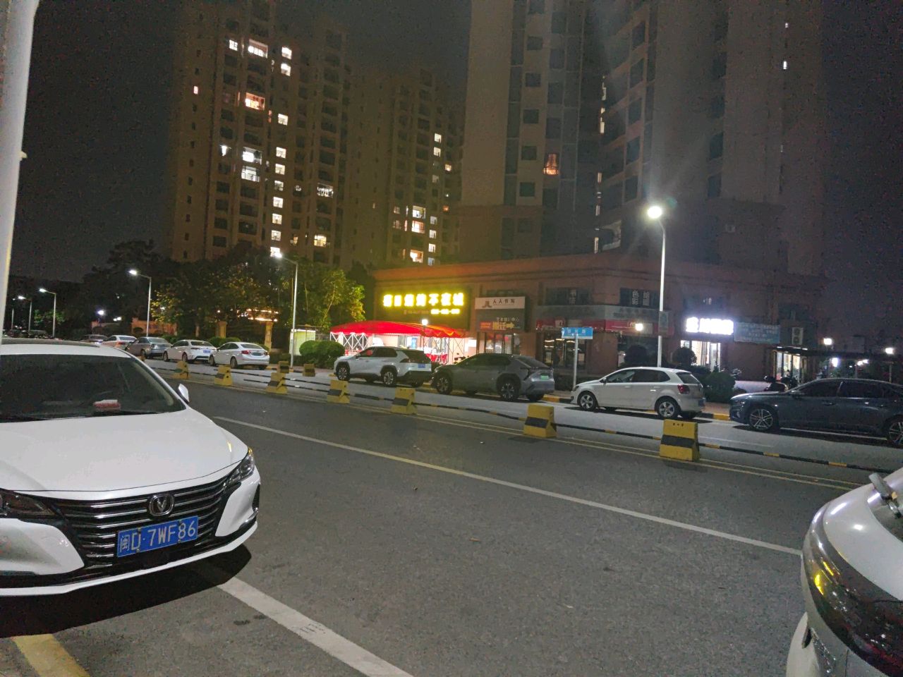 落日烧烤不夜城