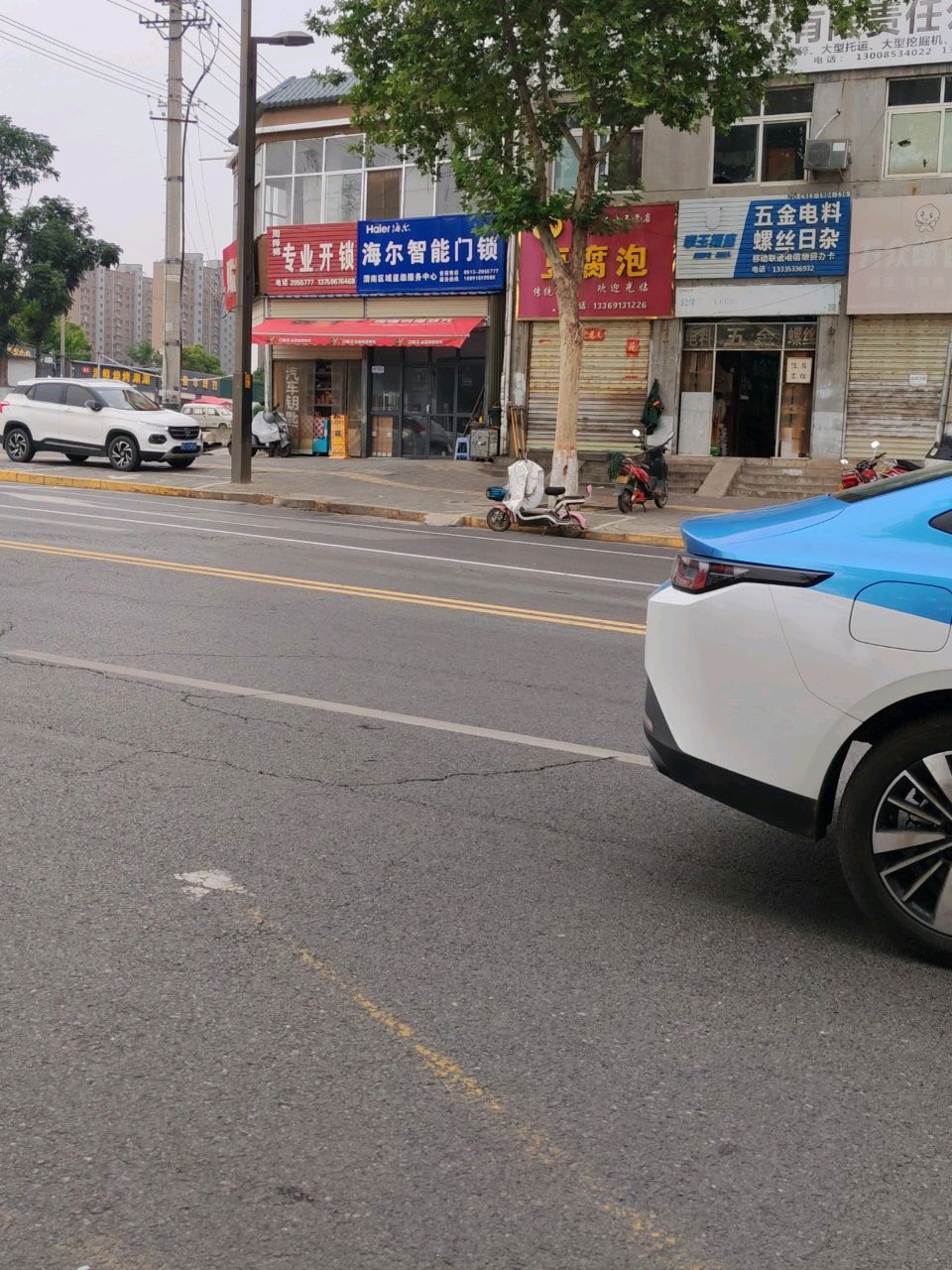 周师傅专业开锁汽车钥匙指纹锁