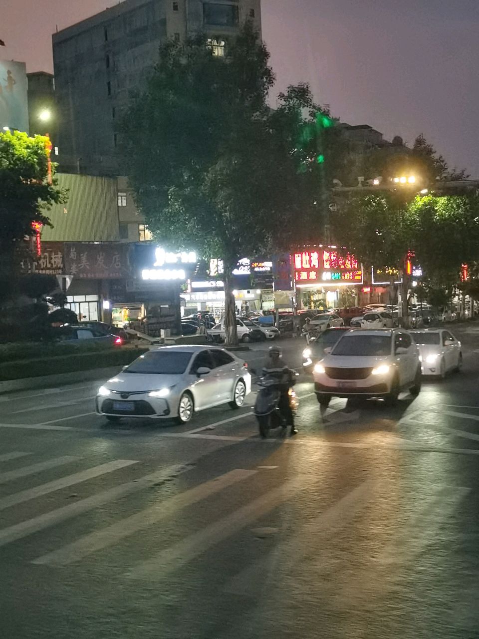 菊姿美发店