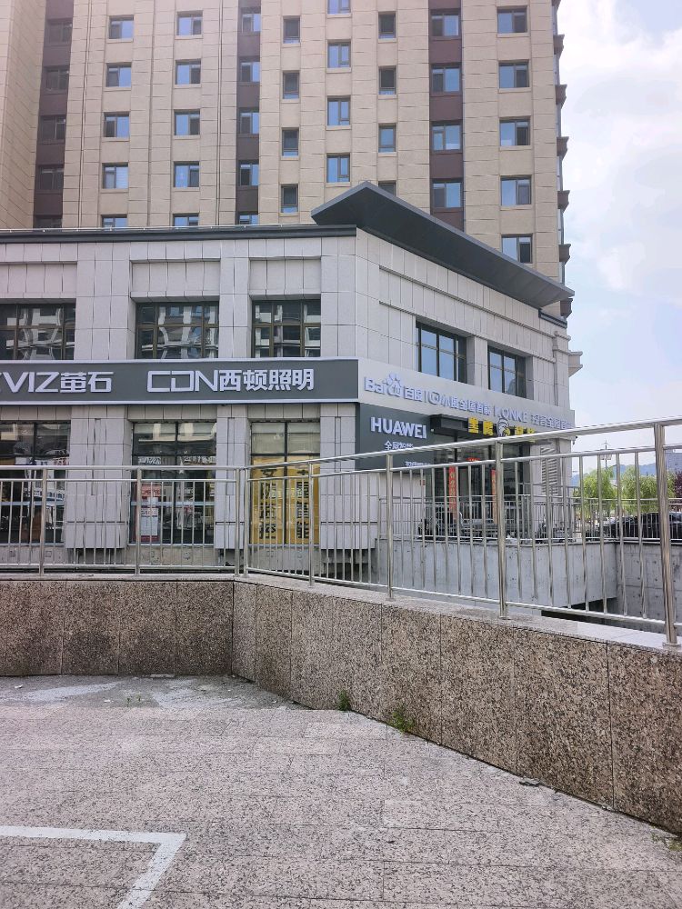 豪庭二期底商新三街红绿灯路口西顿照明
