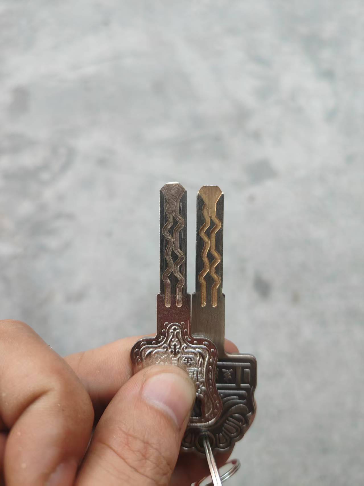扭扭平开锁换锁