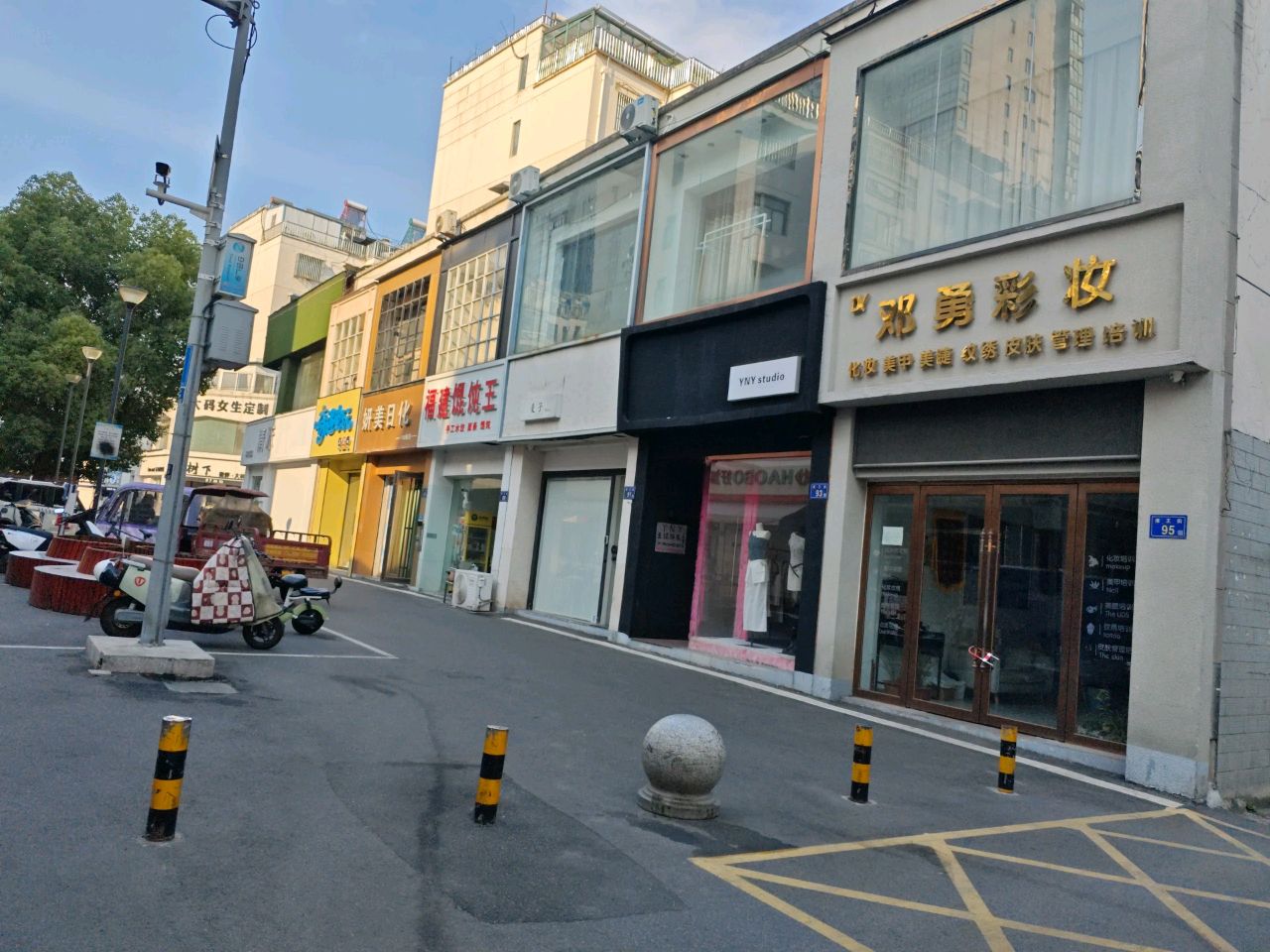 邓勇彩妆(明珠广场F区店)