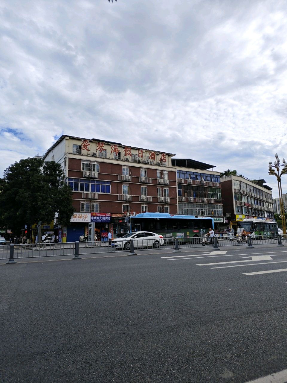 巷里烟火烧烤店