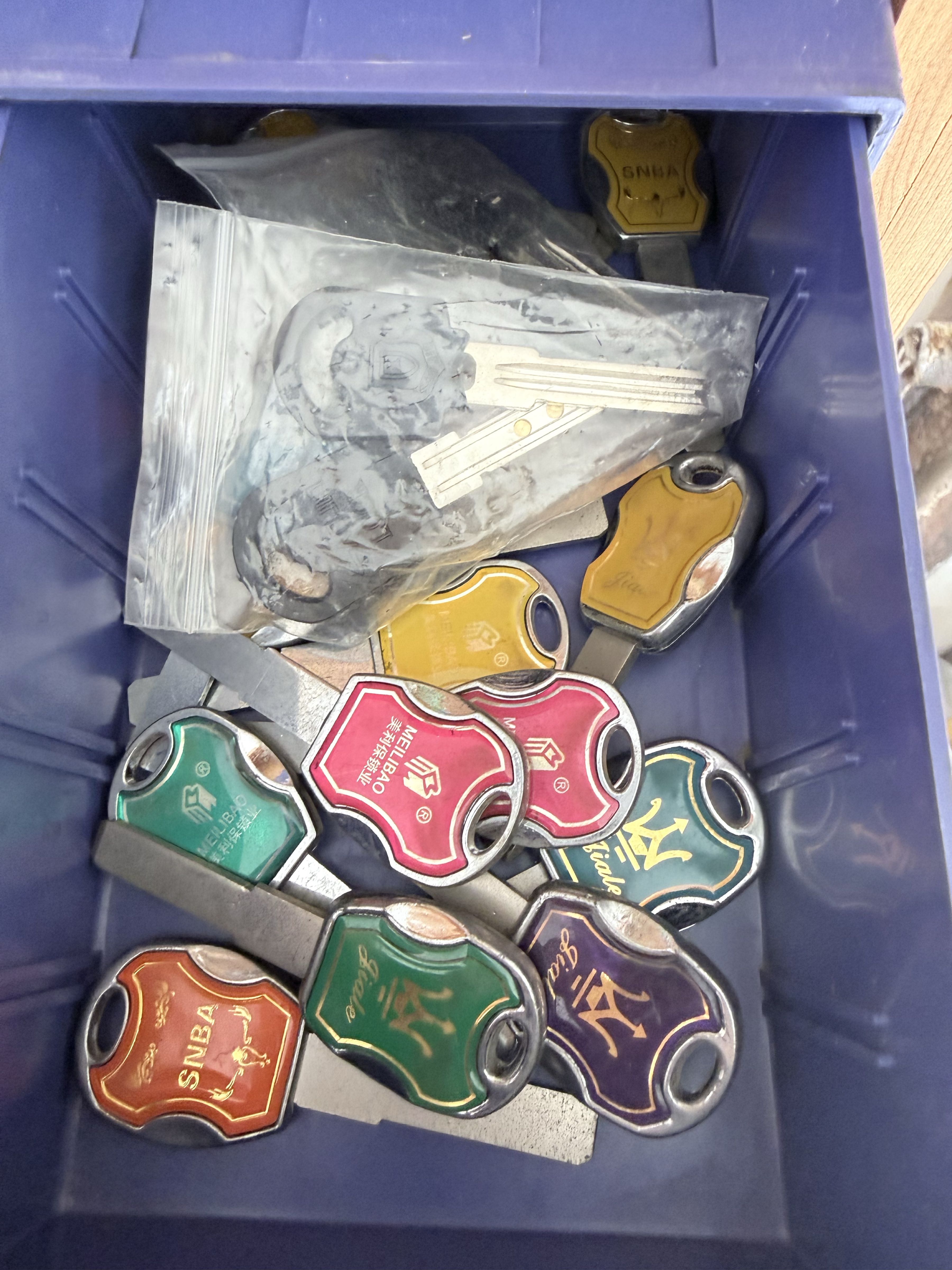 卢强盛开锁汽车钥匙智能锁