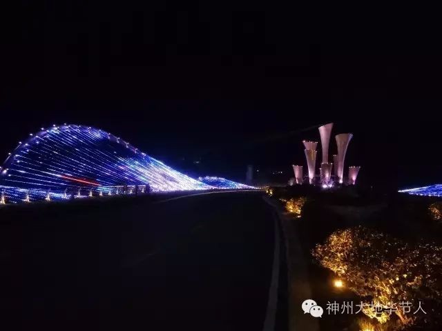 中国百里杜鹃风景区百里-杜鹃花瓣桥