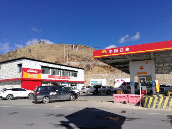 甘孜藏族自治州稻城县亚丁路一段与滨河路二段交叉路口往北约230米