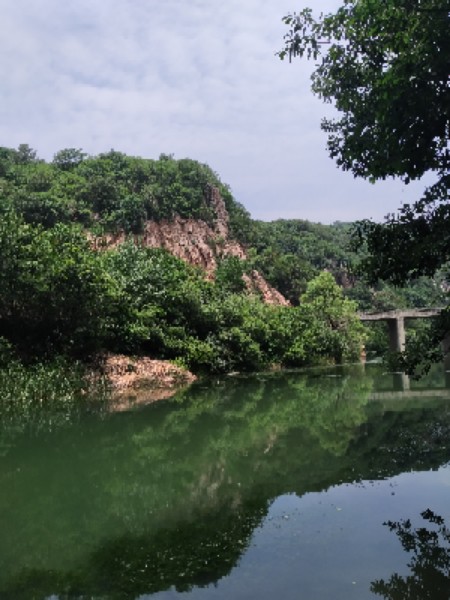 遂平县红十崖牛角湾绿水青山庄园