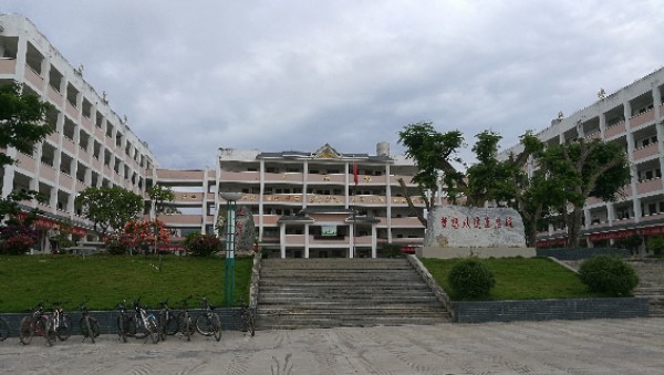 勐罕镇中学地址:云南省西双版纳傣族自治州景洪市勐罕路周边中学联系
