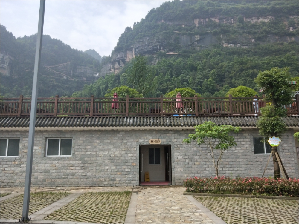 周边小学重庆市綦江区三角小学地址:重庆市綦江区三角镇农贸街70号