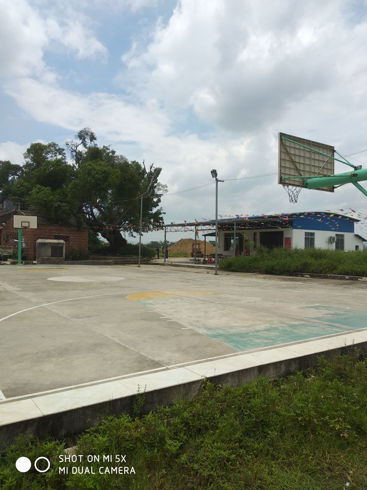 龚罗村西片球场