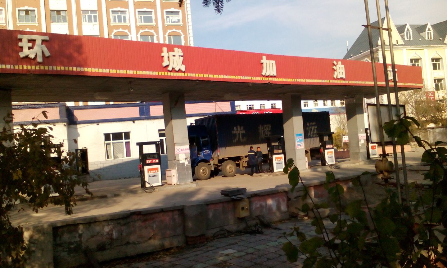 琴小漠港加油站