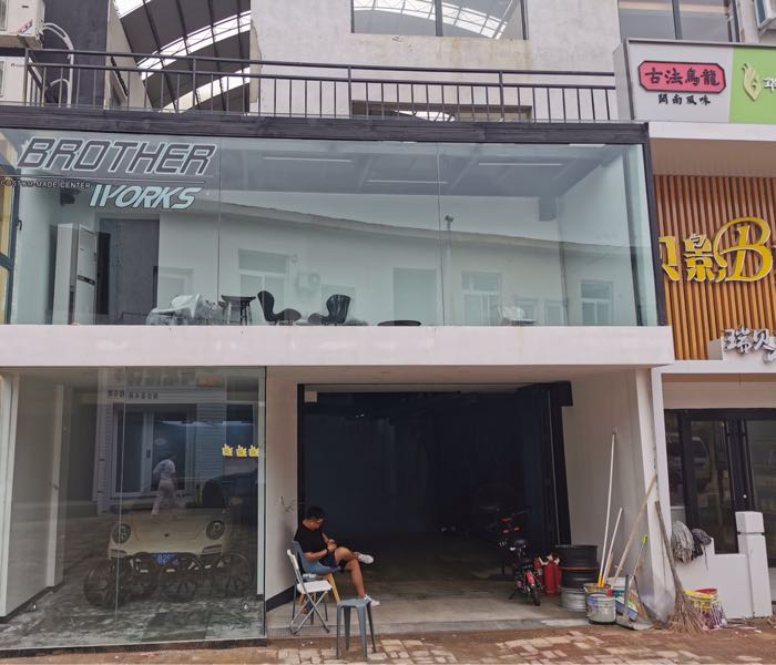 烟台BROTHER WORKS汽车升级潮流集合店