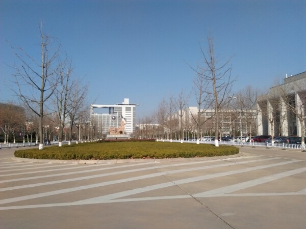 青岛市黄岛区漓江西路与珠江路交叉路口往西约200米(中国石油大学)