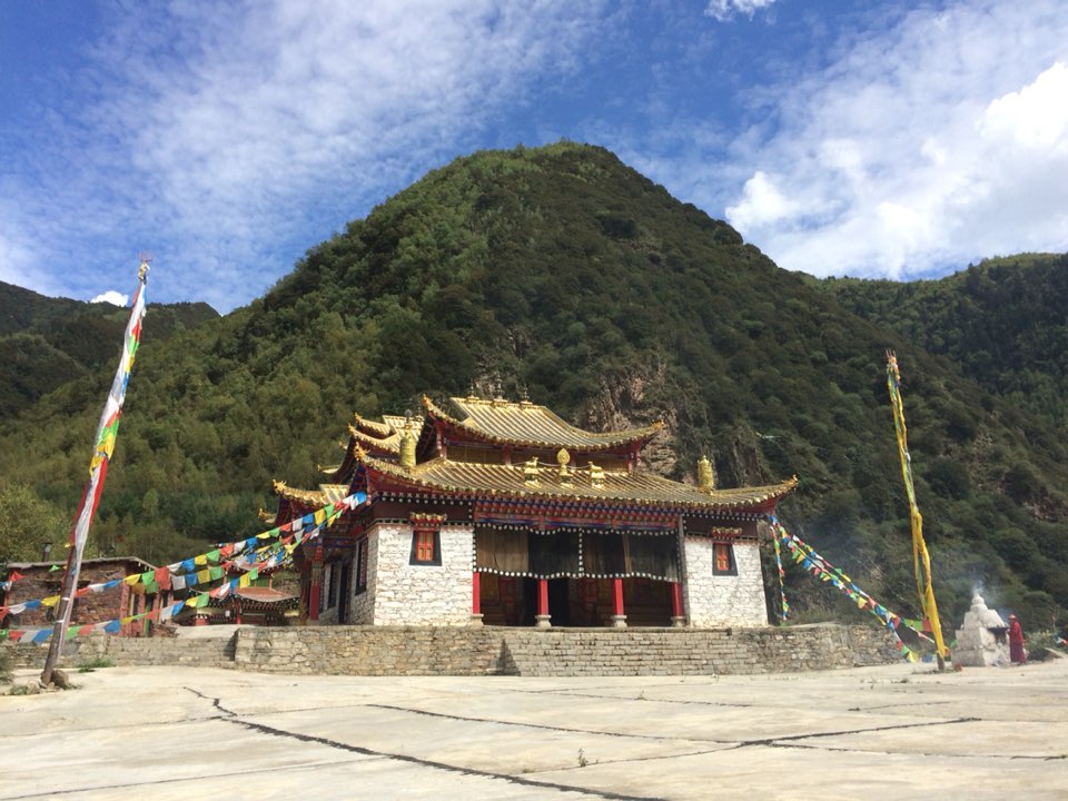 加绒巴仓寺院