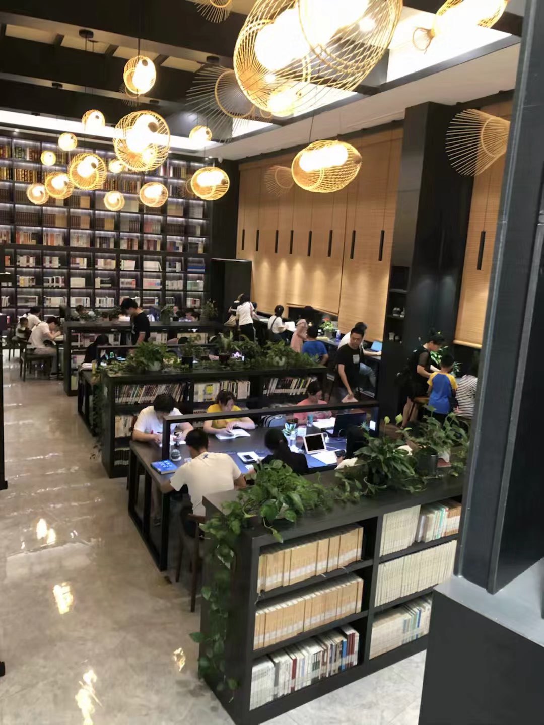 伯鸿城市书屋(凤凰湖店)