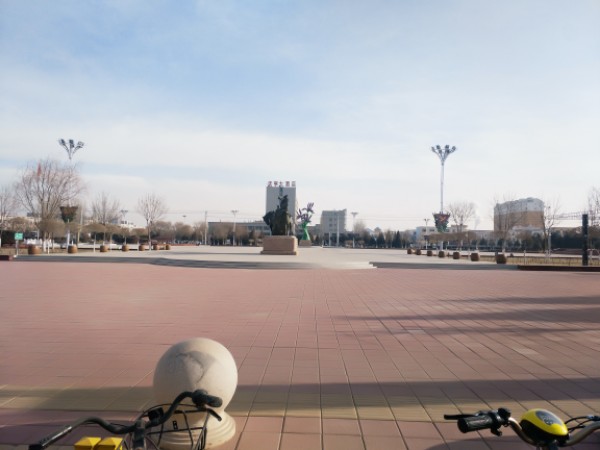 内蒙古自治区鄂尔多斯市鄂托克前旗广场(二道川南路西100米)