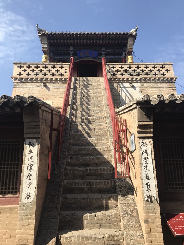 县城西北部涌泉庄乡(高利寺村,阎家寨,崔家寨三村中间的一块高丘之上,距离蔚县县城约16公里)