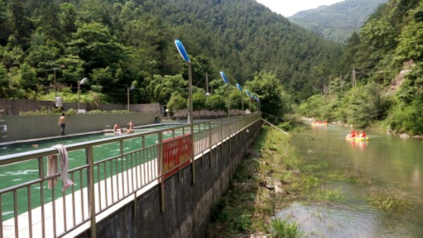 斗鸡岩唐游泳馆