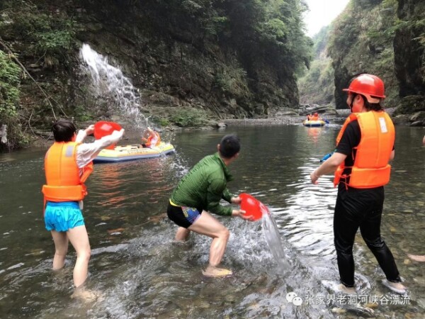 张家界老洞河峡谷漂流