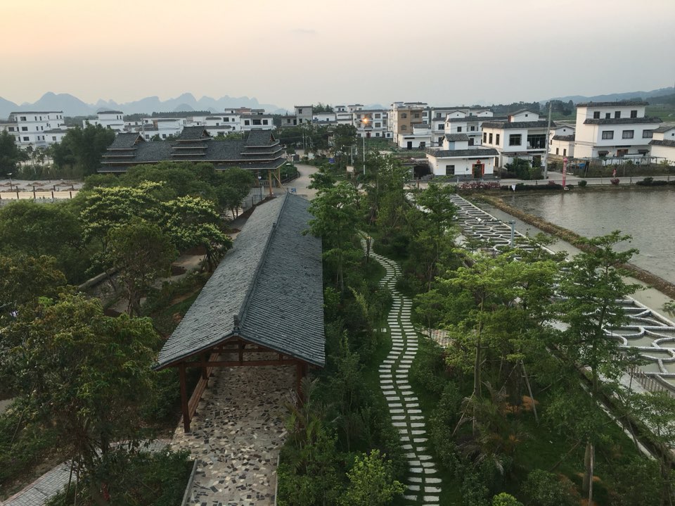 广西壮族自治区贵港市覃塘区龙凤小学(209国道东)