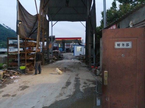 鸿武汽修背车场