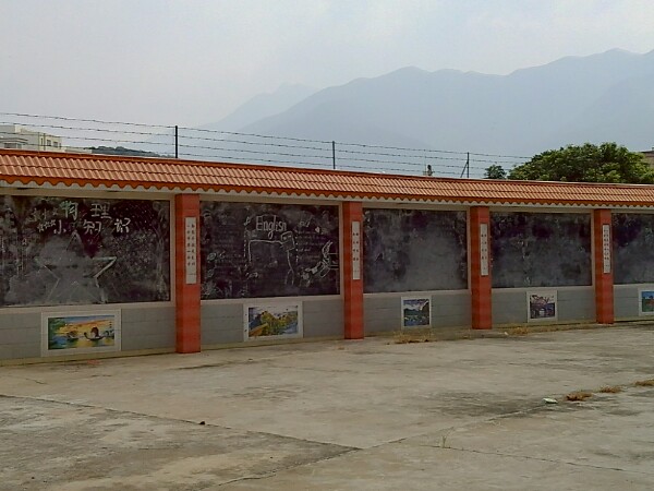 广东省茂名市高州市新垌镇安山圩沿河路1号西南方向186米