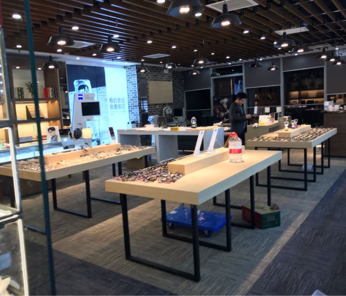 楼端眼睛(依视路·蔡司品牌专门店)