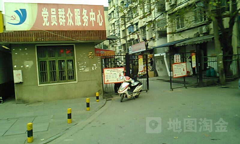 武汉市青山区辽宁街汉口银行钢花支行东侧约200米