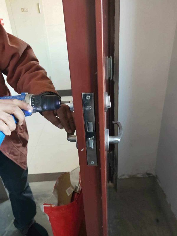 记运开锁换锁配汽车钥匙遥控器维修